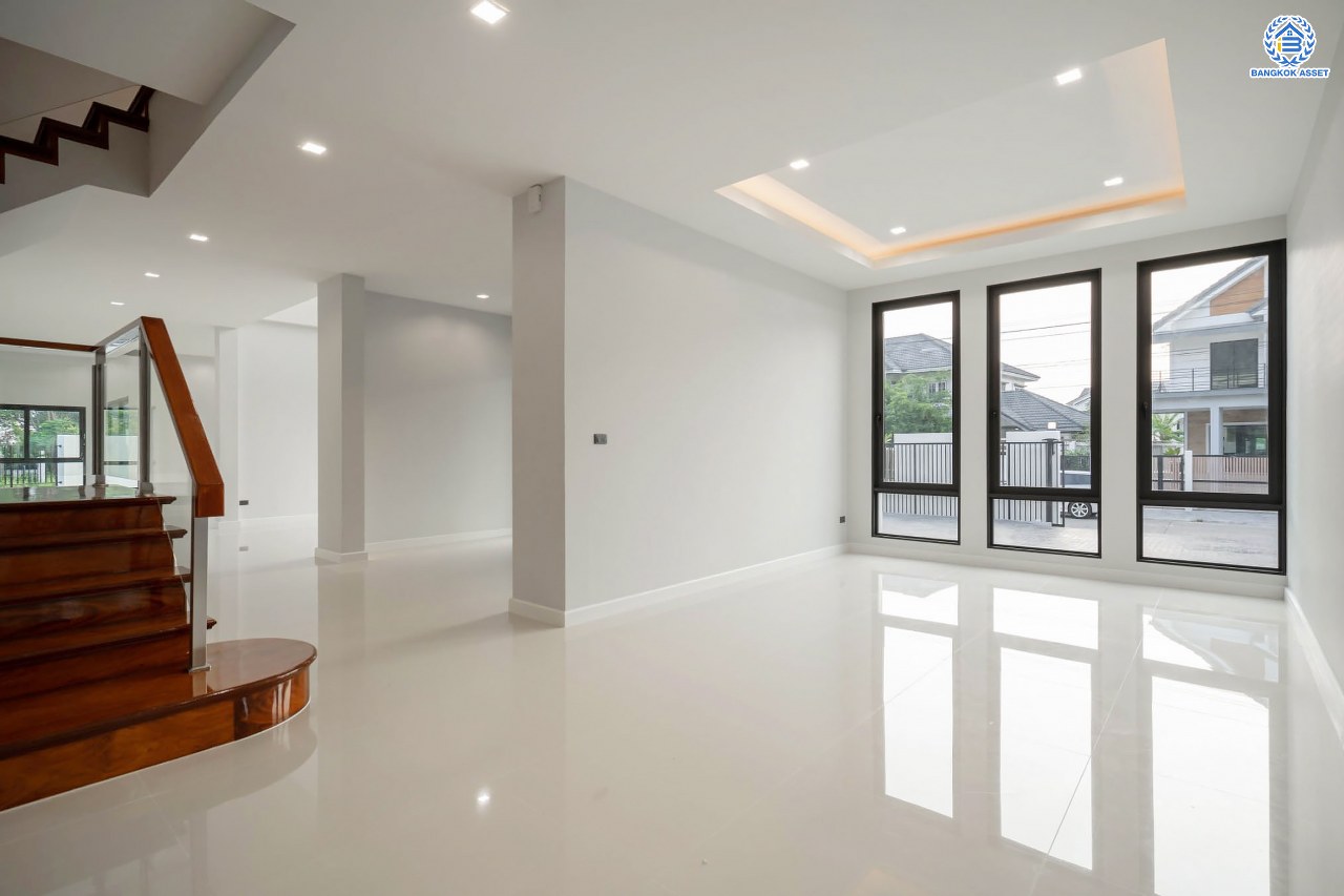 บ้านมือสองตกแต่งใหม่ โครงการ กฤษดานคร20 ปิ่นเกล้า-บรมราชชนนี บ้านหลังมุม ติดทะเลสาบ บนเนื้อที่กว้างมากถึง 238 ตร.ว. ตกแต่งด้วยวัสดุเกรดพรีเมี่ยม ฟังก์ชัน 5 ห้องนอน 6 ห้องน้ำ 1 ห้องอเนกประสงค์ 4 ที่จอดรถ พร้อมทั้งเปลี่ยนระบบไฟฟ้า สุขาภิบาล ทำเลศักยภาพ ติดถนนบรมราชชนนี ใกล้มหาวิทยาลัยมหิดล และเพียง 10 นาทีถึงเซ็นทรัล ปิ่นเกล้า